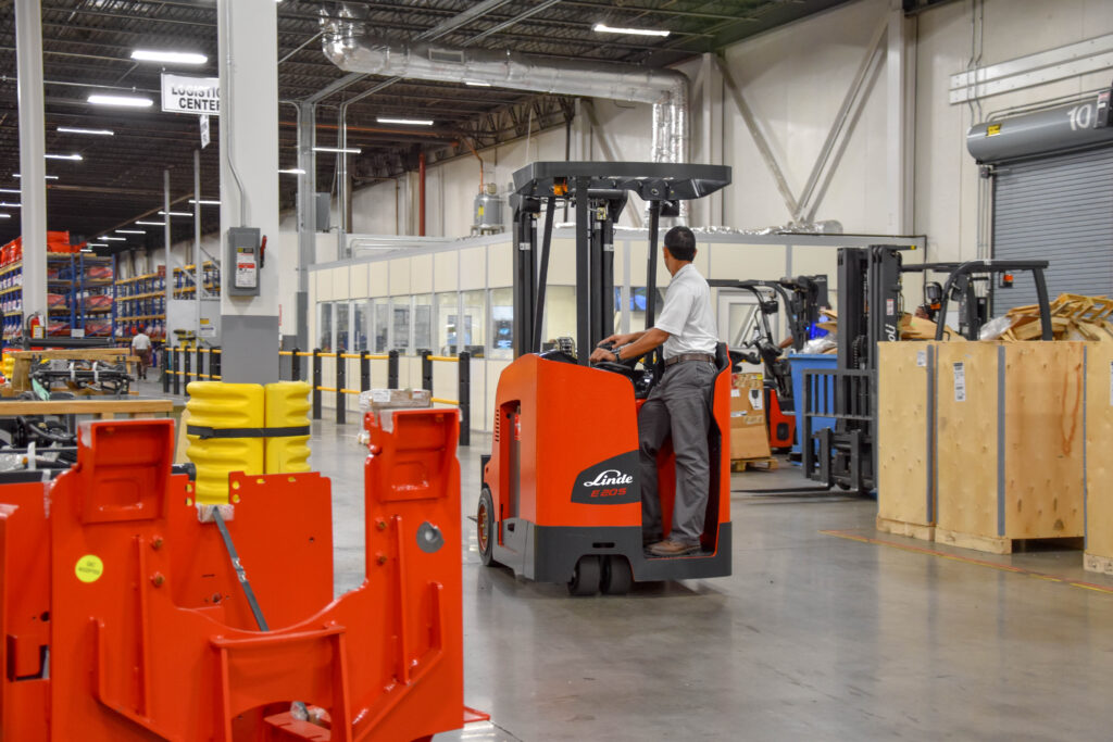 E18S/E20S 3-WHEEL STAND Counterbalance Forklift - Apex Companies